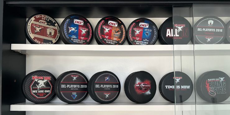 Wir sind Collectody - Abbildung Pucksammlung in Vitrine